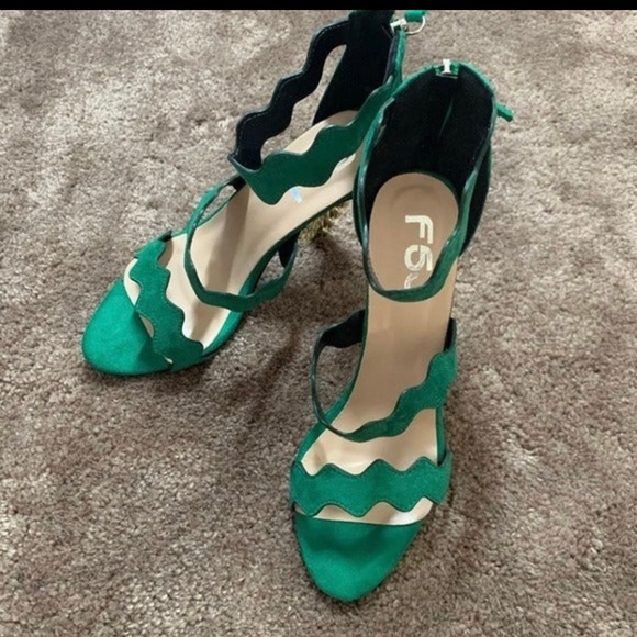 Suede Green Gold Chain Link Heel Size 7 - Picture 3 of 5